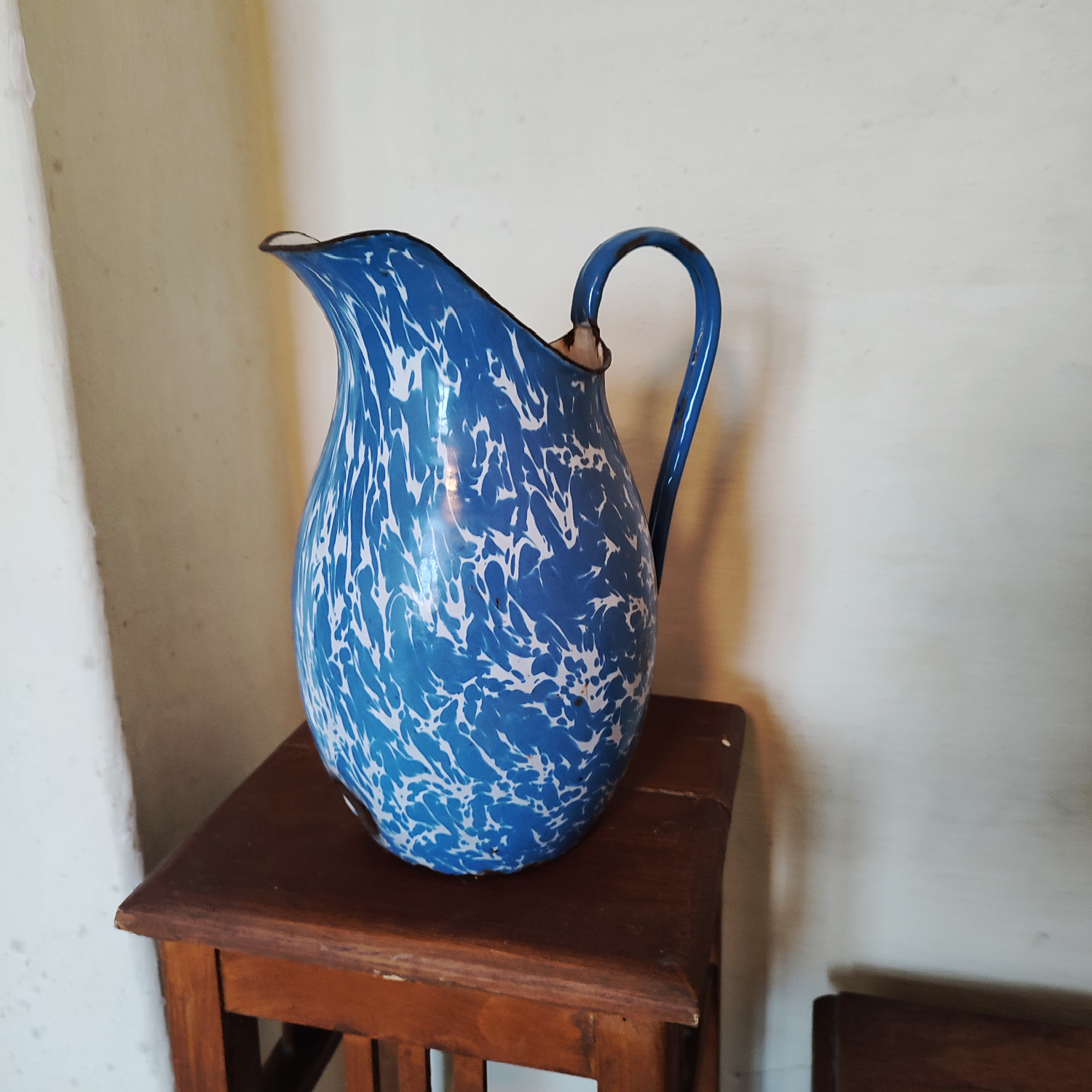 Brocca, vaso in metallo smaltato bianco blu